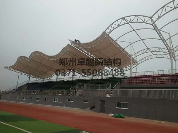 三門峽社會管理學院膜結(jié)構(gòu)看臺罩棚膜體施工照