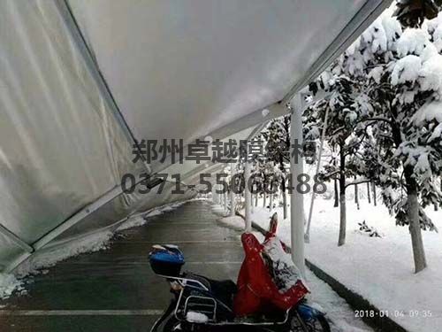 某公園被積雪壓塌的膜結(jié)構(gòu)車(chē)棚