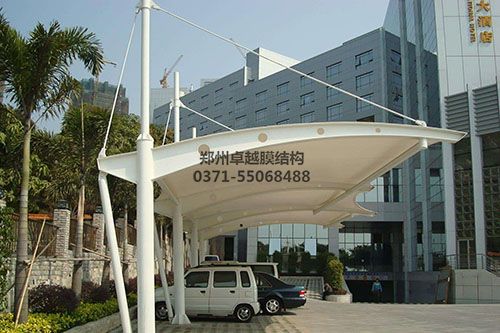 單側(cè)斜拉型膜結(jié)構(gòu)車(chē)棚