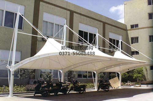 單側(cè)吊帽型膜結(jié)構(gòu)車(chē)棚