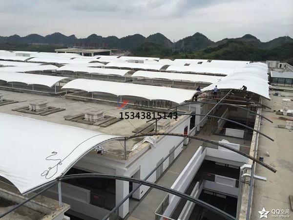 七臺(tái)河膜結(jié)構(gòu)商場頂蓋【生產(chǎn)廠家】七臺(tái)河步行街入口大門膜結(jié)構(gòu)遮陽棚公司