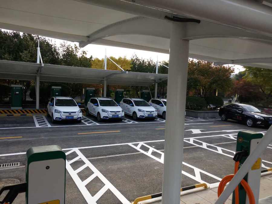 七字型的汽車停車棚，也是汽車蓬里，使用比較多的一款造型