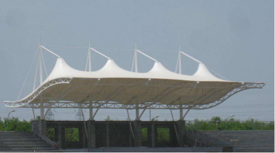  膜結(jié)構(gòu)施工中膜材是如何安裝的呢？