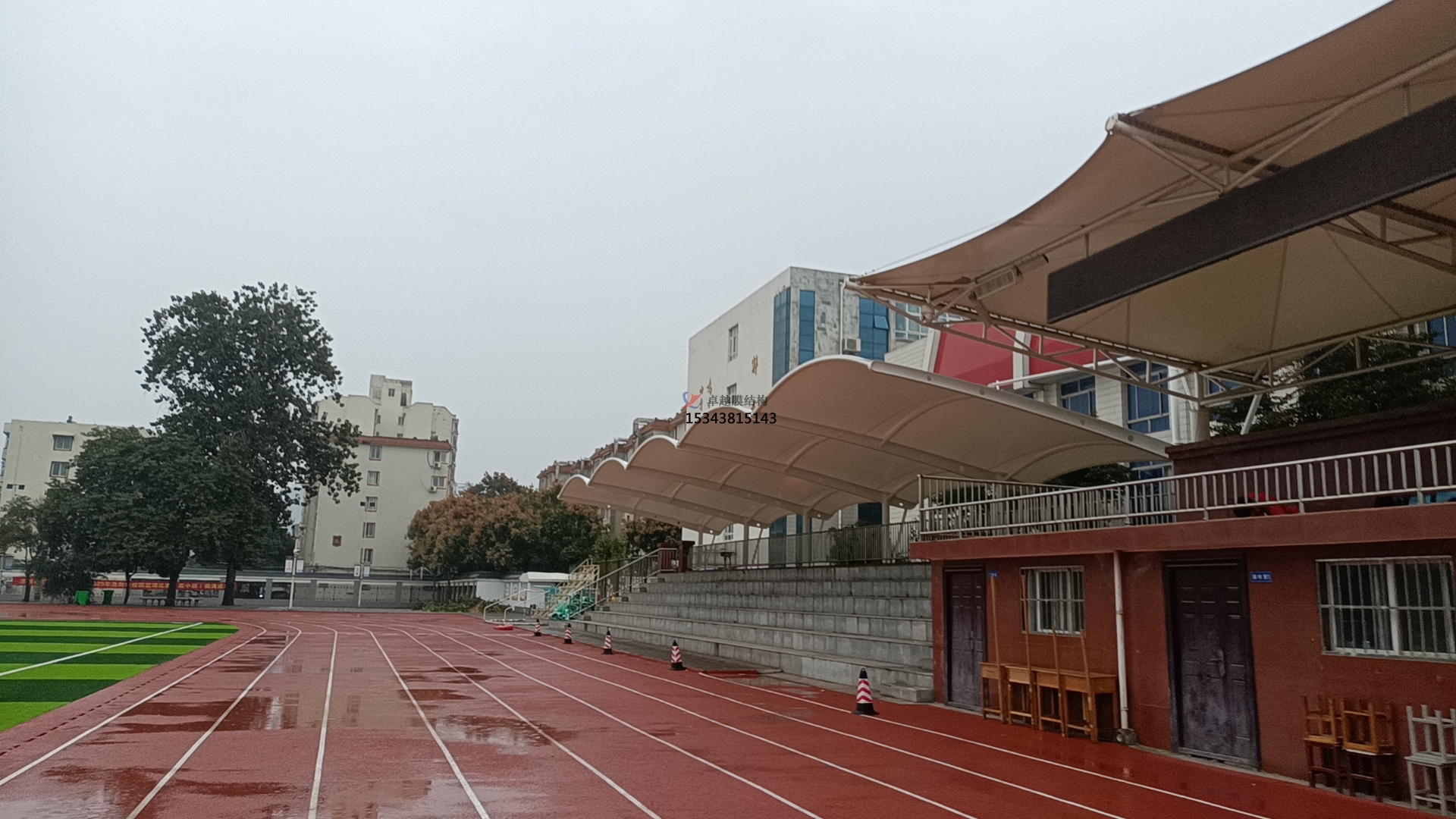 學(xué)校田徑場<font color='red'>膜結(jié)構(gòu)看臺(tái)</font>遮陽棚如何選擇材料？不同材料對其性能有何影響？